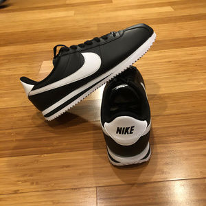 NIKE Sneaker